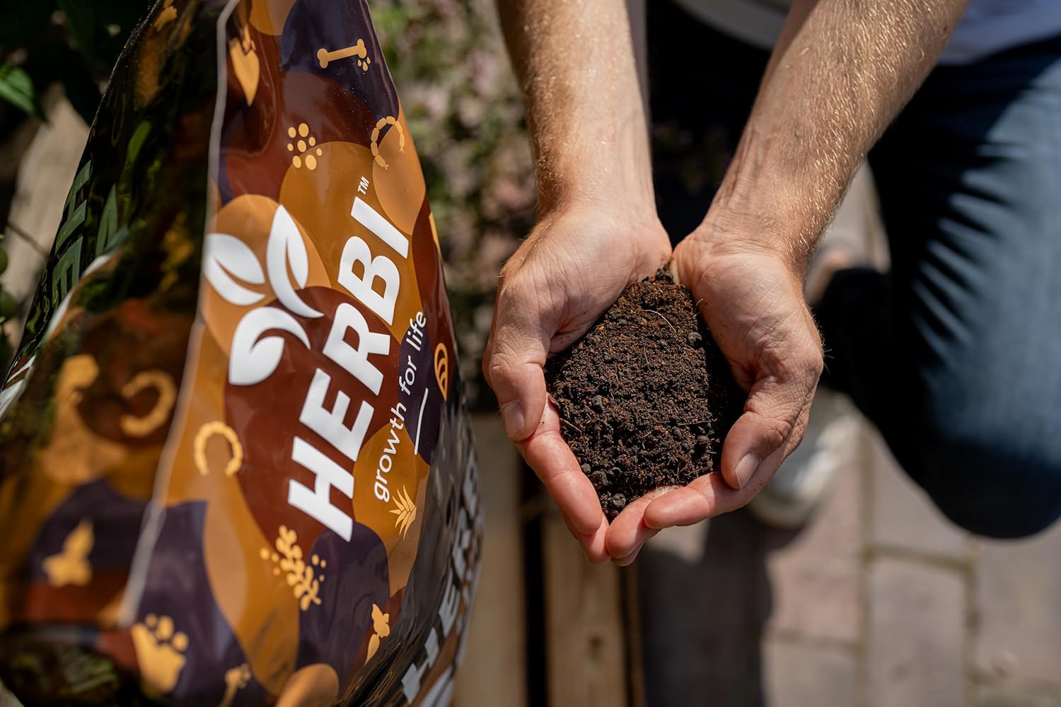 Floragard Herbi Living Soil, 40 L Bio Erde mit natürlichen Inhaltstoffen, Mikrobiell belebt